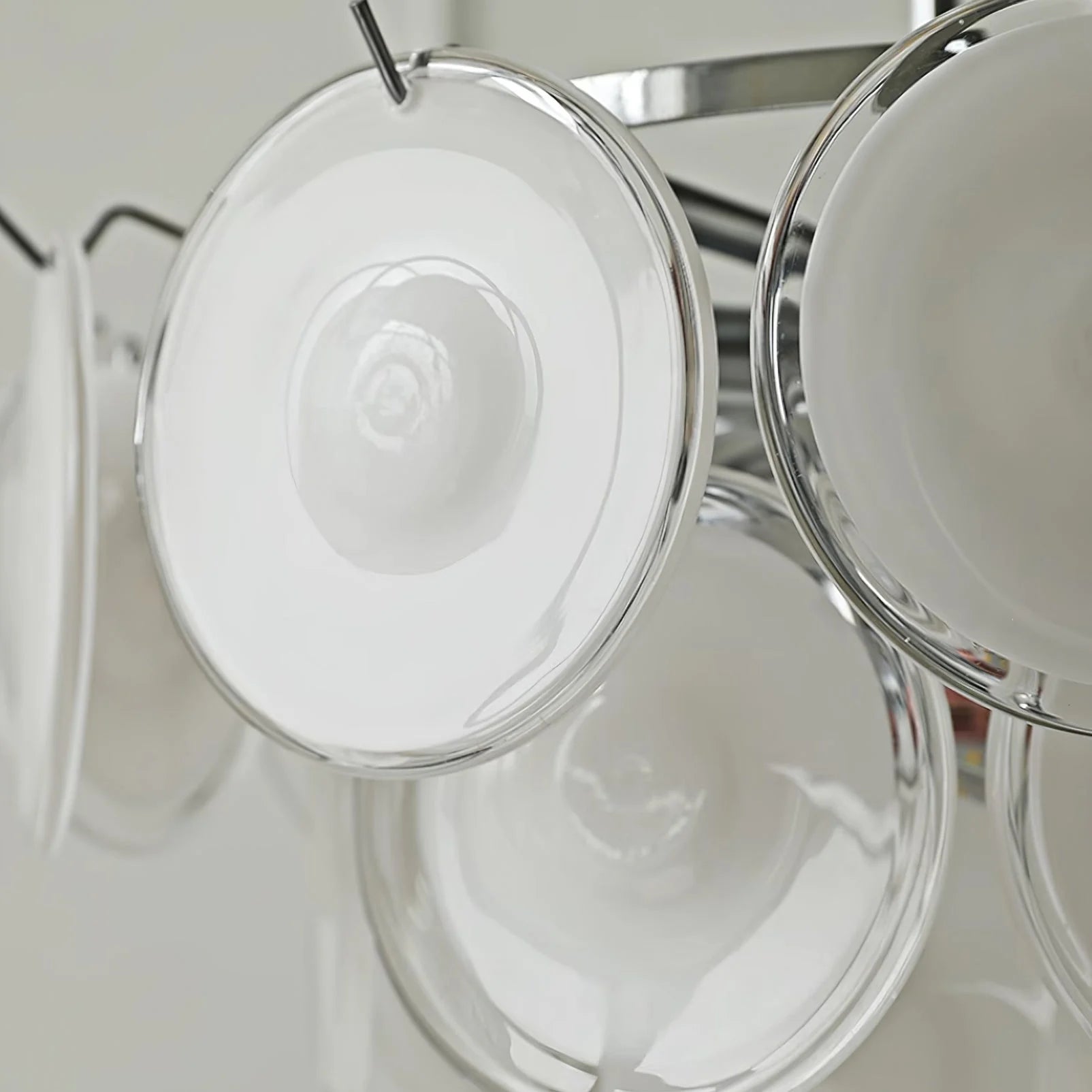 Milae Elegante Lampadario in Vetro di Murano Bianco30.webp__PID:2fc559ab-2dd3-49a3-a789-2ca4df702953