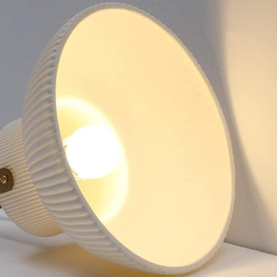 Avery moderne gerippte Glocken-Pendelleuchte aus Keramik, Detail3.webp__PID:50f45659-dbe6-4ed0-94b7-bf12315d3e6b