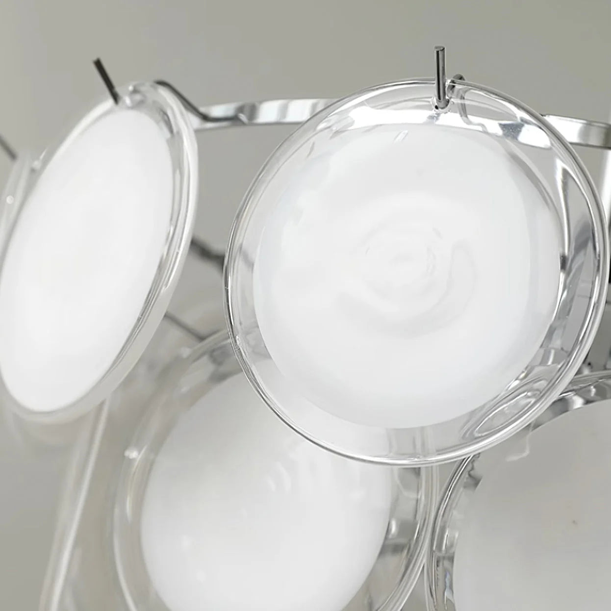 Milae Lampadario Elegante in Vetro di Murano Bianco28.webp__PID:22542fc5-59ab-4dd3-b9a3-27892ca4df70