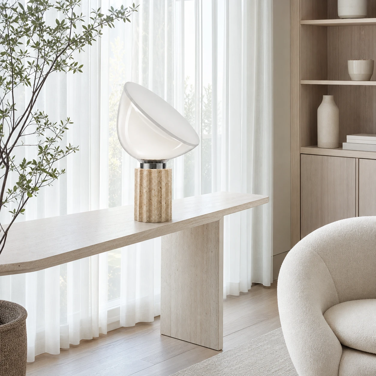 Taci-Lampe in einem luftigen Lesebereich am Fenster