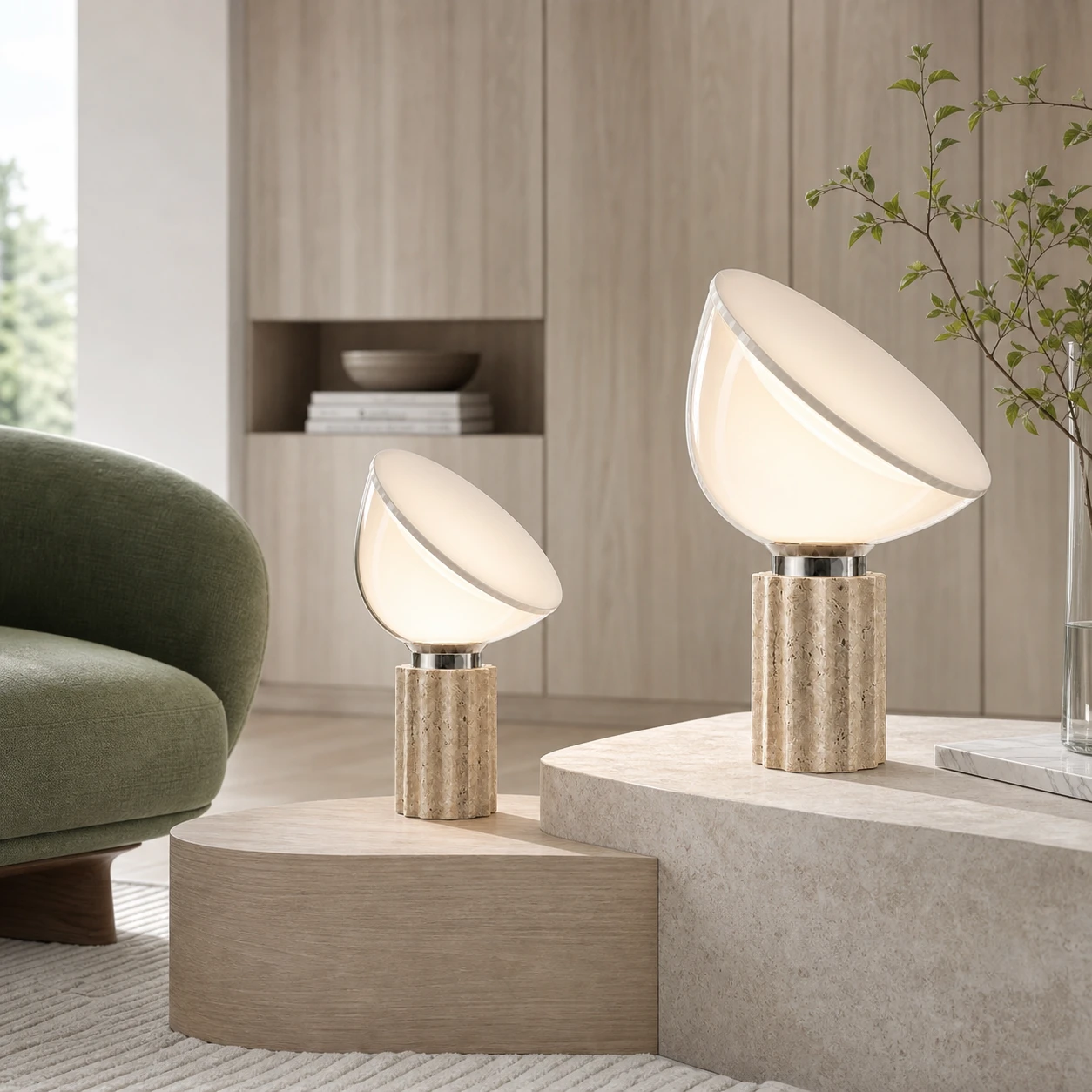 Kleine und große Taci-Lampen in einem skandinavischen Wohnzimmer eingeschaltet