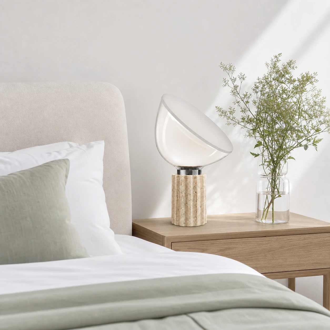 Taci-Lampe in einem frischen skandinavischen Schlafzimmer