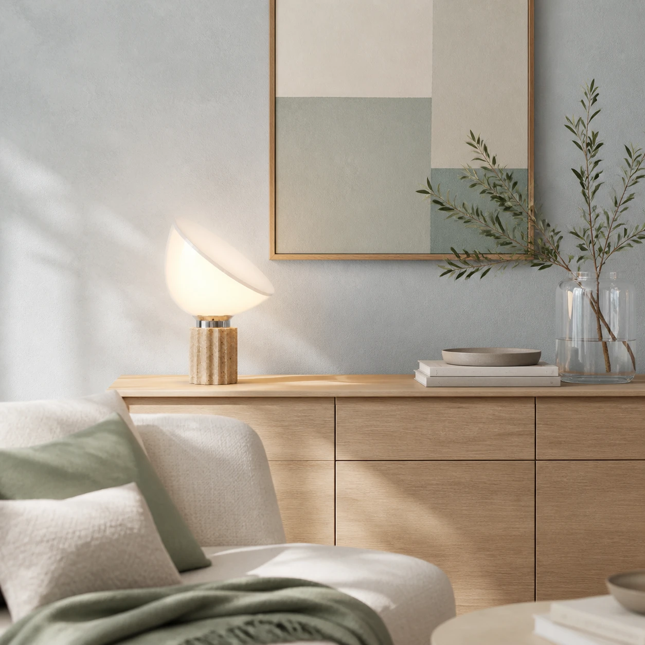 Die Taci-Lampe ist in einem skandinavisch eingerichteten Wohnzimmer mit verschiedenen Ebenen eingeschaltet.