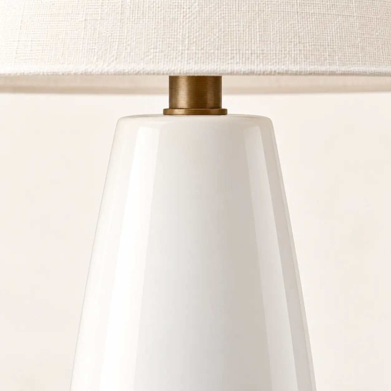 Slim rounded lamp base detail