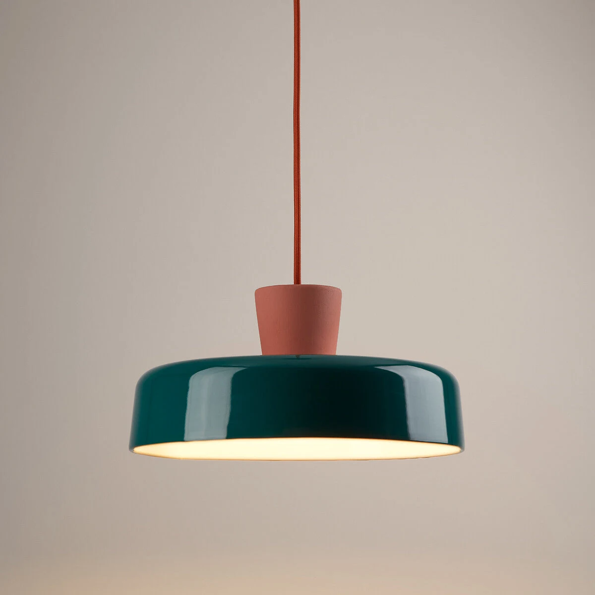 Complete pendant lamp structure on a clean background