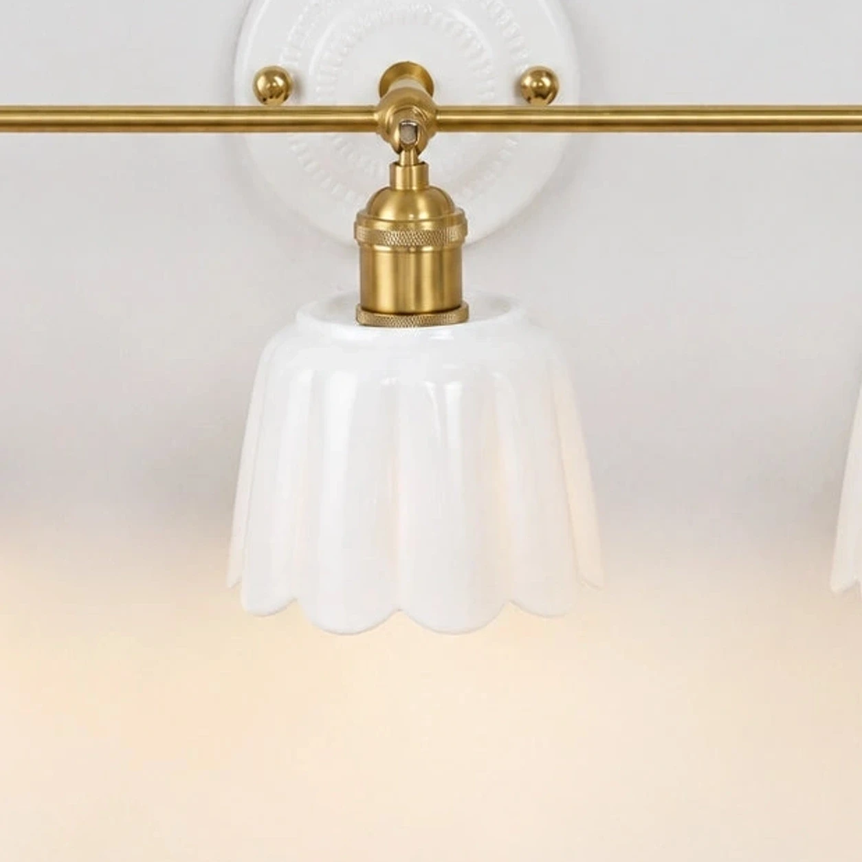 Fleur Vintage Petal Ceramic Vanity Light - detail white