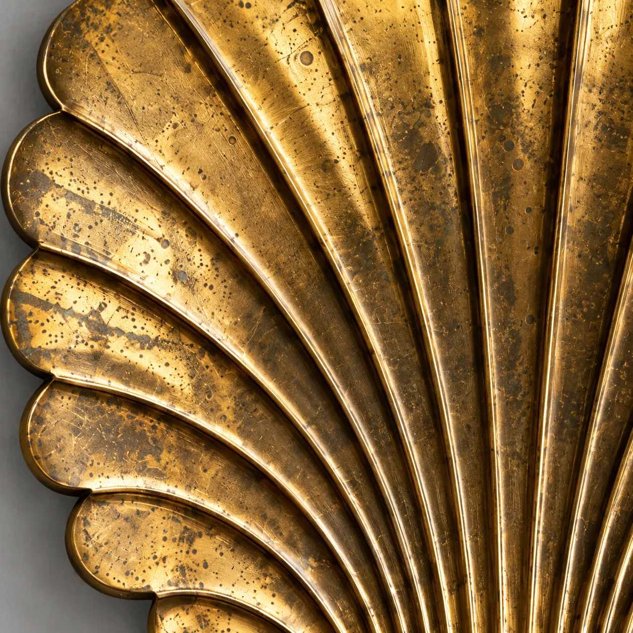 Ribbed antique brass shell