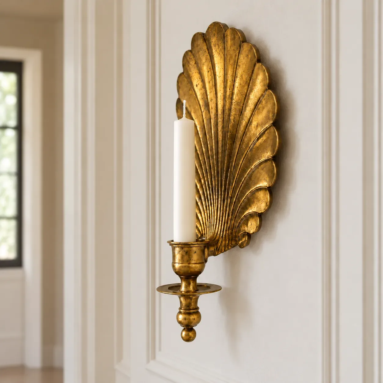 Side projection of the wall sconce