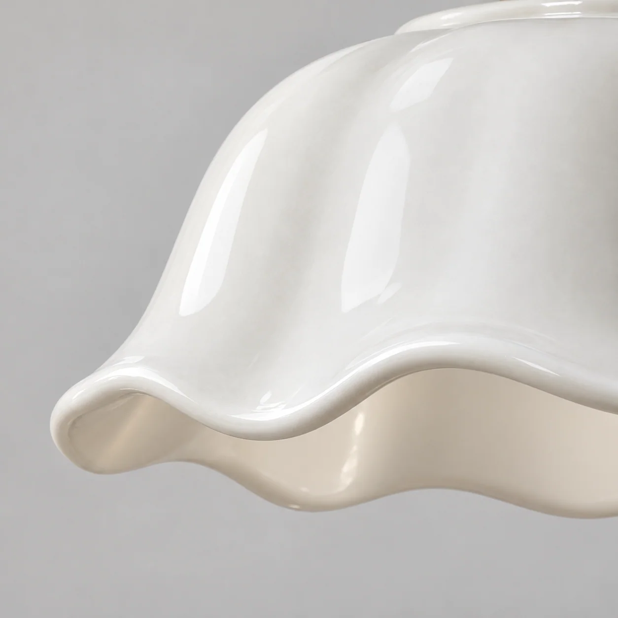 Close detail of the glossy ceramic scalloped rim